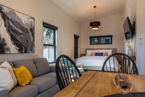 Giường trong phòng chung tại Fiorella Sofia-Vine Cottages