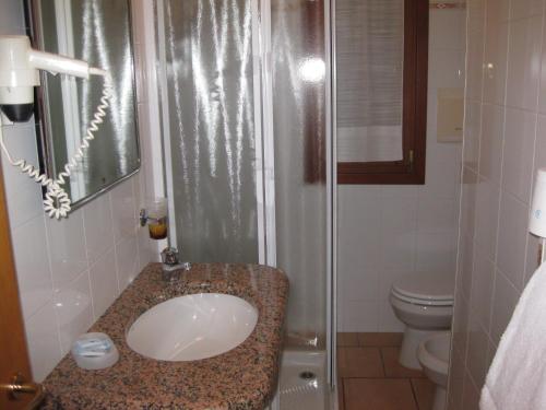 Koupelna v ubytování Albergo "da Tosca"