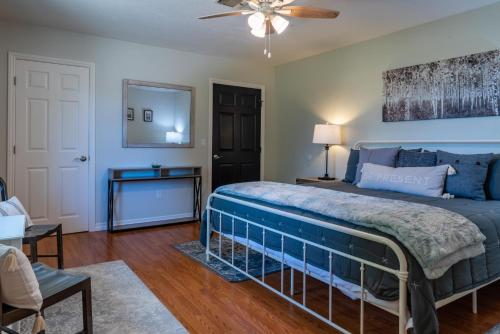 En eller flere senge i et værelse på 46 West Walnut Hill