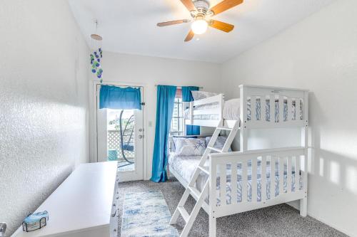 Ένα ή περισσότερα κρεβάτια σε δωμάτιο στο East End Galveston Condo with Pool, 1 Mi to Beach!