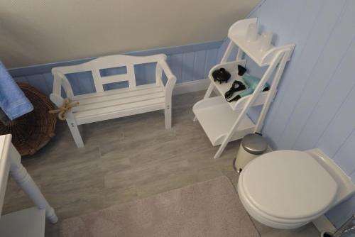 a toy room with a crib and a bed and a toilet at Ferienhaus AM ALTEN HAFEN HOOKSIEL in Wangerland