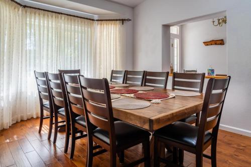 a conference room with a wooden table and chairs at Sea Rock Ranch in Templeton