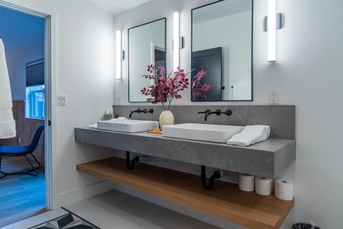 Et badeværelse på Garden House at Oak & Vine