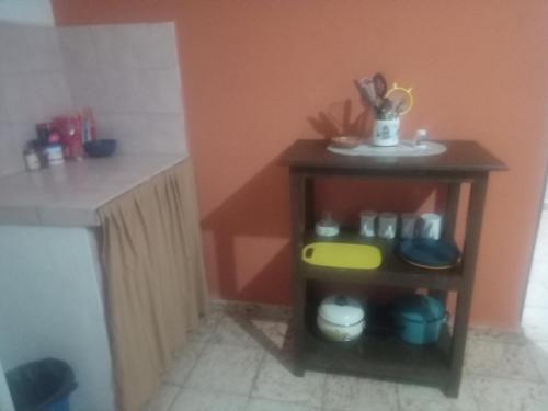 una pequeña mesa de madera con un estante en la cocina en Departamento para 5 o 7, en Uruapan del Progreso