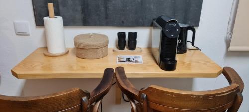 a small wooden table with two chairs and a knife at Montanha a Lápis in Proença-a-Nova
