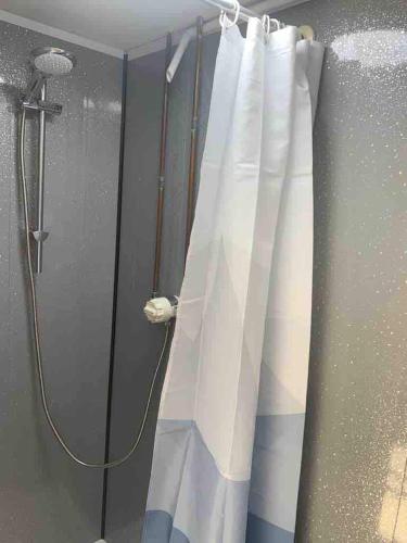 Ein Badezimmer in der Unterkunft Secluded and self-contained Room with a View