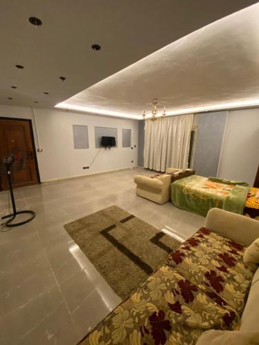 TV a/nebo společenská místnost v ubytování Quiet & Fully Equipped Private Room, New Cairo