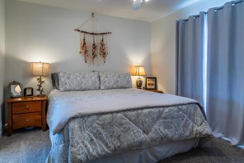 Postel nebo postele na pokoji v ubytování The J's Nest Cottage