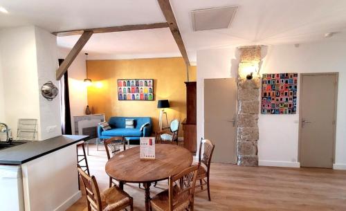 une cuisine et un salon avec une table et des chaises dans l'établissement ZePerfectPlace - Vieux Nice Garibaldi 3 chambres, à Nice
