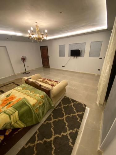 TV a/nebo společenská místnost v ubytování Quiet & Fully Equipped Private Room, New Cairo