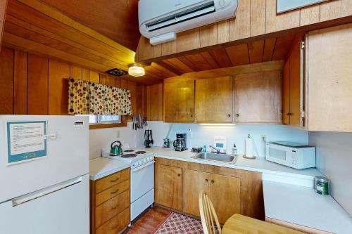 Kuchyň nebo kuchyňský kout v ubytování Alpine Chalets at Otter Rock