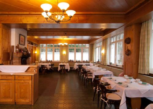 Hardtwald Hotelにあるレストランまたは飲食店