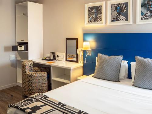 Postel nebo postele na pokoji v ubytování ONOMO Hotel Johannesburg Sandton