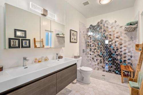 a bathroom with a sink and a toilet and a shower at Vista Mellow Cottage in San Miguel