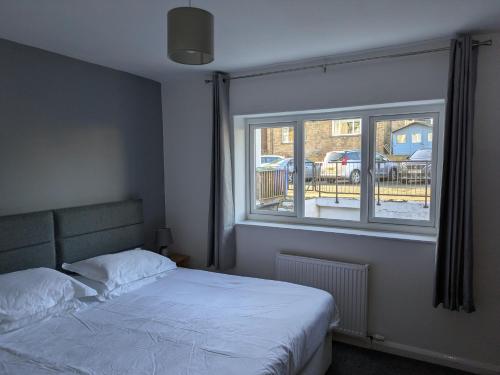 Postel nebo postele na pokoji v ubytování Jigsaw Cottage Whitby