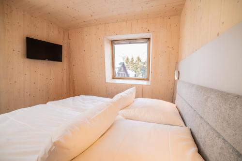 a small room with two beds and a window at Summit of Saxony Resort Oberwiesenthal in Kurort Oberwiesenthal
