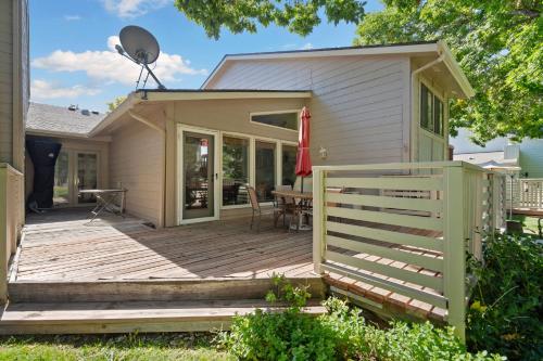 フォート・コリンズにあるMid-Century Mod Retreat with Lakefront Trails, Quietの木製デッキ(テーブル付)のある家