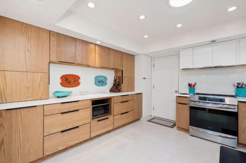 Mid-Century Mod Retreat with Lakefront Trails, Quietにあるキッチンまたは簡易キッチン