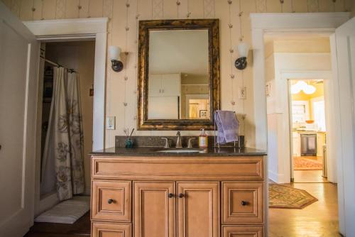 bagno con lavandino e specchio a parete di Jany Home Downtown a Paso Robles