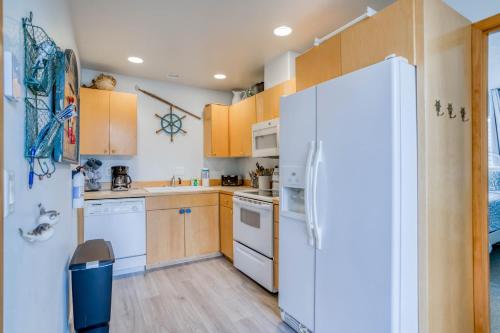 Una cocina o zona de cocina en Pirates Perch - Meredith Lodging