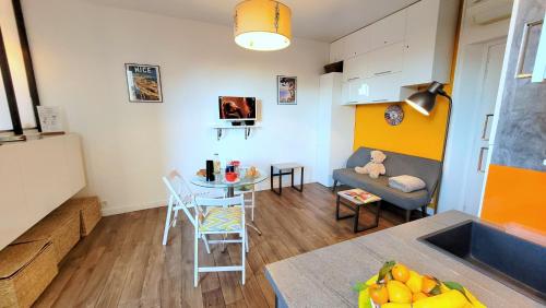 une cuisine et un salon avec une table et des chaises dans l'établissement Ze Perfect Place - Ideal ! 2 Pièces Antiquaires, Port Garibaldi, à Nice