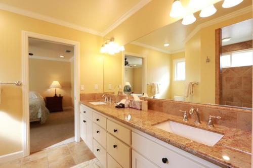 une salle de bain avec deux lavabos et un grand miroir dans l'établissement Two Sweet, à Paso Robles