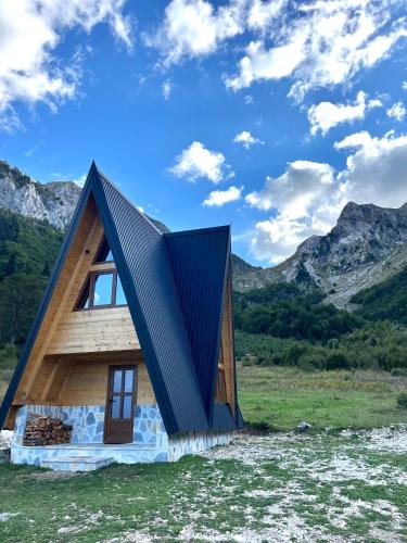 AndrijevicaにあるAt the End of the Worldの山を背景にした屋根の家
