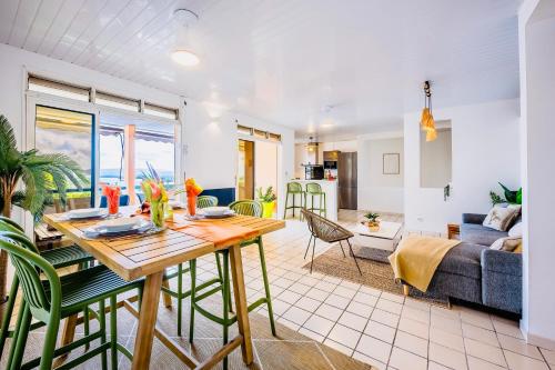 Posezení v ubytování Maison Yole Bleue - Vue sur Les Trois Ilets