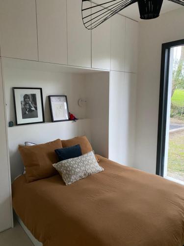 une chambre avec un grand lit avec une grande fenêtre dans l'établissement Villa Elucci, à Arcangues