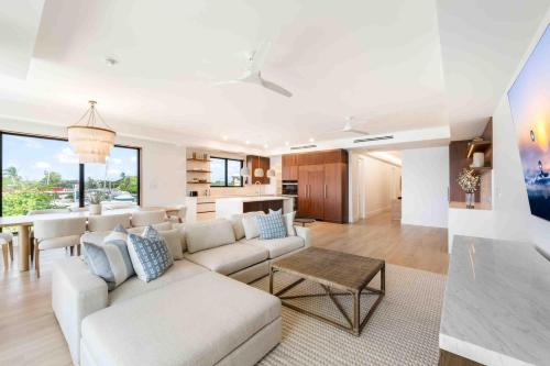 Imagen de la galería de The Sands 3 - Take Ten Off This Spacious Oceanfront Condo with Panoramic Views, en West Bay