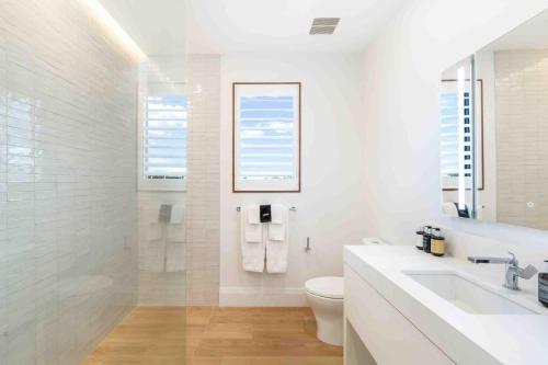 Imagen de la galería de The Sands 3 - Take Ten Off This Spacious Oceanfront Condo with Panoramic Views, en West Bay