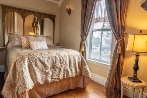 ein Schlafzimmer mit einem Bett und einem Fenster in der Unterkunft Bliss House in Paso Robles