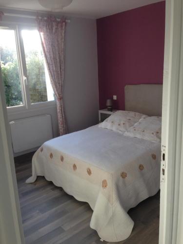 une chambre avec un lit et une fenêtre dans l'établissement Maison proche mer à Fouesnant Begmeil, à Fouesnant