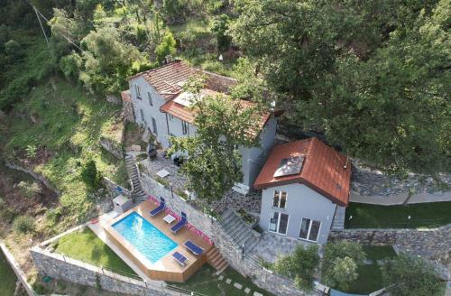 ラパッロにあるVilla nel verde con vista mare, Rapalloのプール付きの家の航空写真