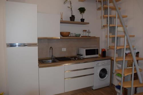 Kuchyň nebo kuchyňský kout v ubytování La casa di Mauro