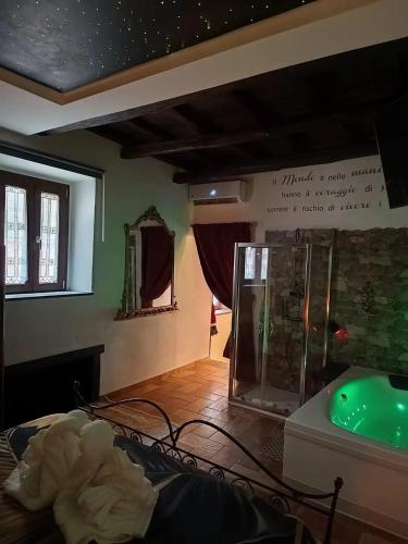 a room with a aquarium and a sign on the wall at Le 10&10 SPA idromassaggio in camera Nepi VT in Nepi
