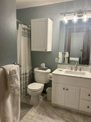 Ένα μπάνιο στο The Arlington Apartment