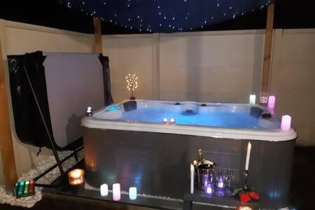 Cette chambre comprend une salle de bains pourvue d'une grande baignoire. dans l'établissement Mini VILLA Coup de Coeur avec Jacuzzi et Sauna Clim Jardin clos et parking sur place, à Ychoux