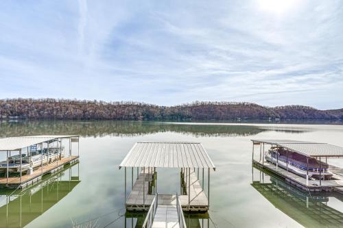 Fotografie z fotogalerie ubytování Private Dock and Decks Lakefront Retreat in Stover! v destinaci Stover