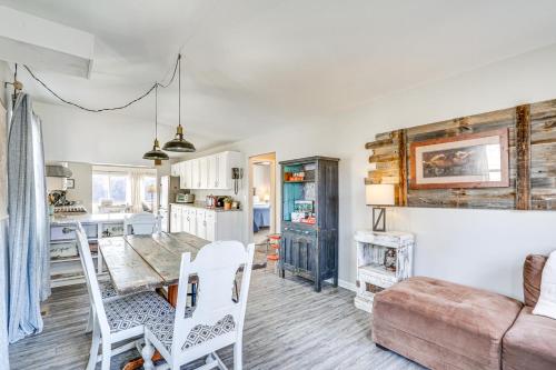 Fotografie z fotogalerie ubytování Private Dock and Decks Lakefront Retreat in Stover! v destinaci Stover