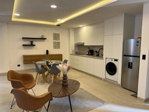 a kitchen and dining room with a table and chairs at Departamento al Norte de Aguascalientes in Aguascalientes