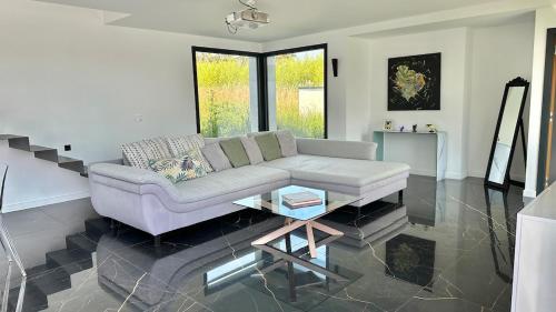 un salon avec un canapé et une table basse dans l'établissement Villa Marion Biarritz - 3 suites & piscine, à Biarritz