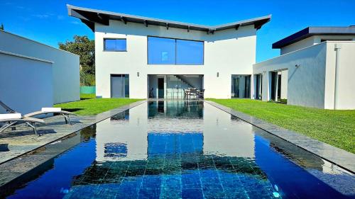 une maison avec une piscine devant dans l'établissement Villa Marion Biarritz - 3 suites & piscine, à Biarritz