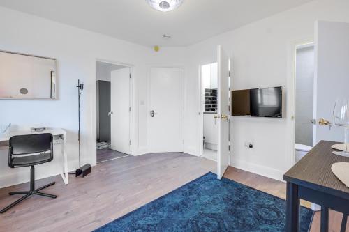 a living room with a desk and a chair at Central 1bed flat - 10 Min to Northern Line - Workspace - Parking - New Memory Foam Sofabed in Colindale