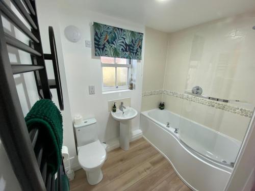 Koupelna v ubytování Bay Retreat Apartment The Bay Holiday Village Filey Homesweetholidayhomes