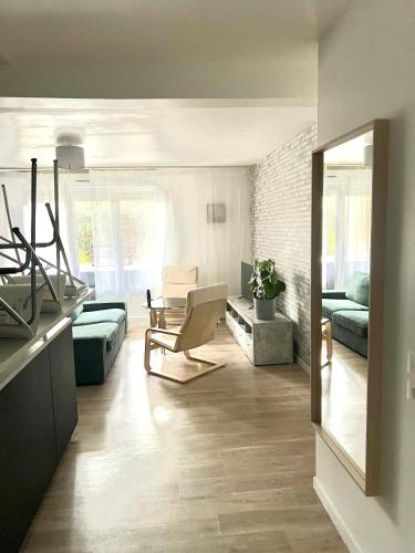 Photo de la galerie de l'établissement Appartement rez de chaussée avec parking privé, à Orléans