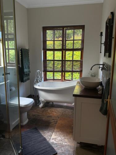 Et badeværelse på GRACE COTTAGE Charming 2 Bed en-suite Cottage with Solar