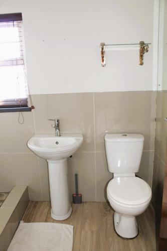 Ένα μπάνιο στο Courtyard Guest House