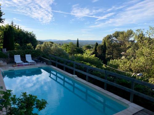 une piscine avec vue sur les montagnes dans l'établissement Villa Allegria, à Cotignac