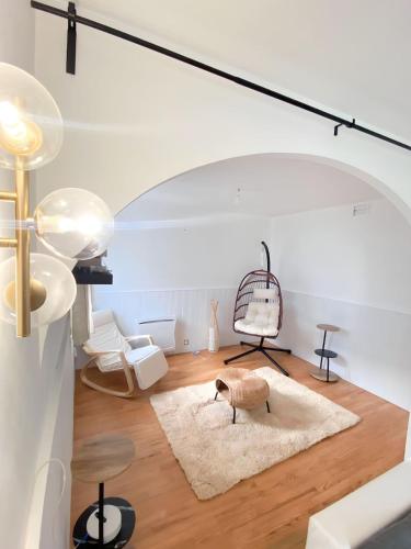 - un salon avec des murs blancs et du parquet dans l'établissement Appartement proche centre-ville, à Brest